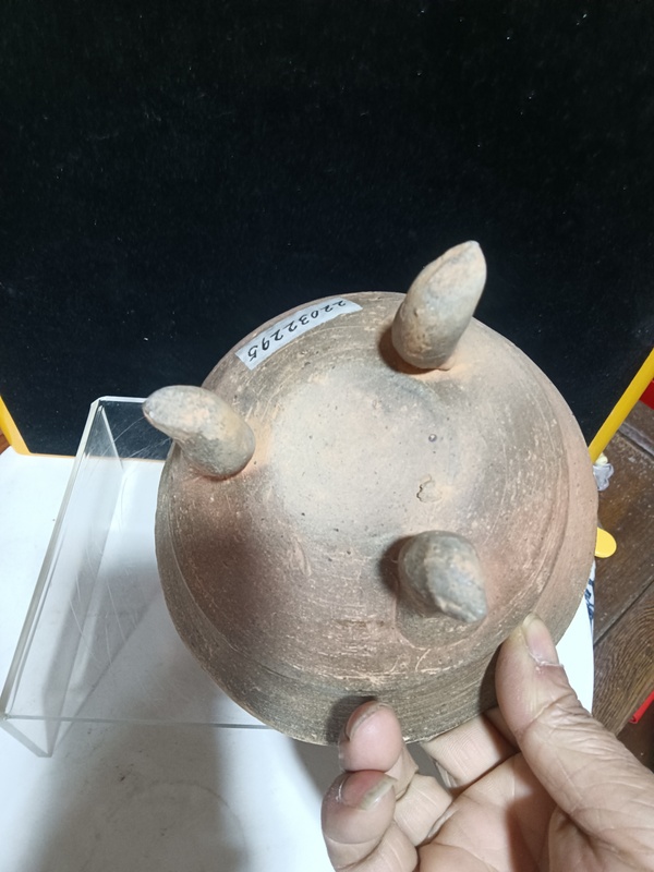 古玩陶瓷戰(zhàn)漢雙耳三足硬陶鼎拍賣,當(dāng)前價格4000元