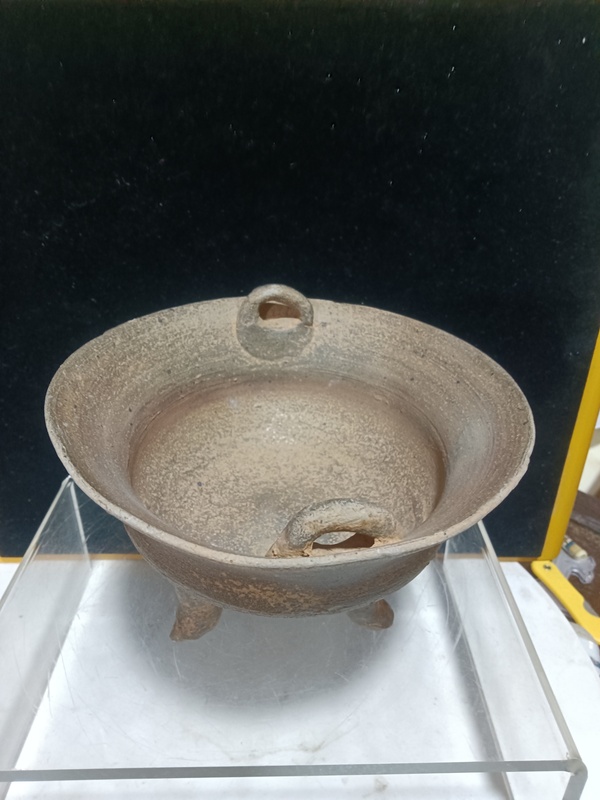 古玩陶瓷戰(zhàn)漢雙耳三足硬陶鼎拍賣,當(dāng)前價格4000元