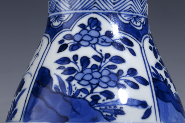 古玩陶瓷清康熙·青花開窗花卉紋琵琶尊(翠毛藍(lán))拍賣,當(dāng)前價格2980元