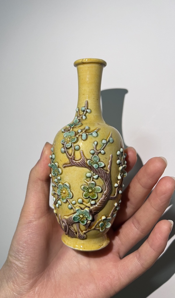 古玩陶瓷【民國精品】黃地貼塑素三彩花卉紋撇口瓶拍賣,當前價格2900元