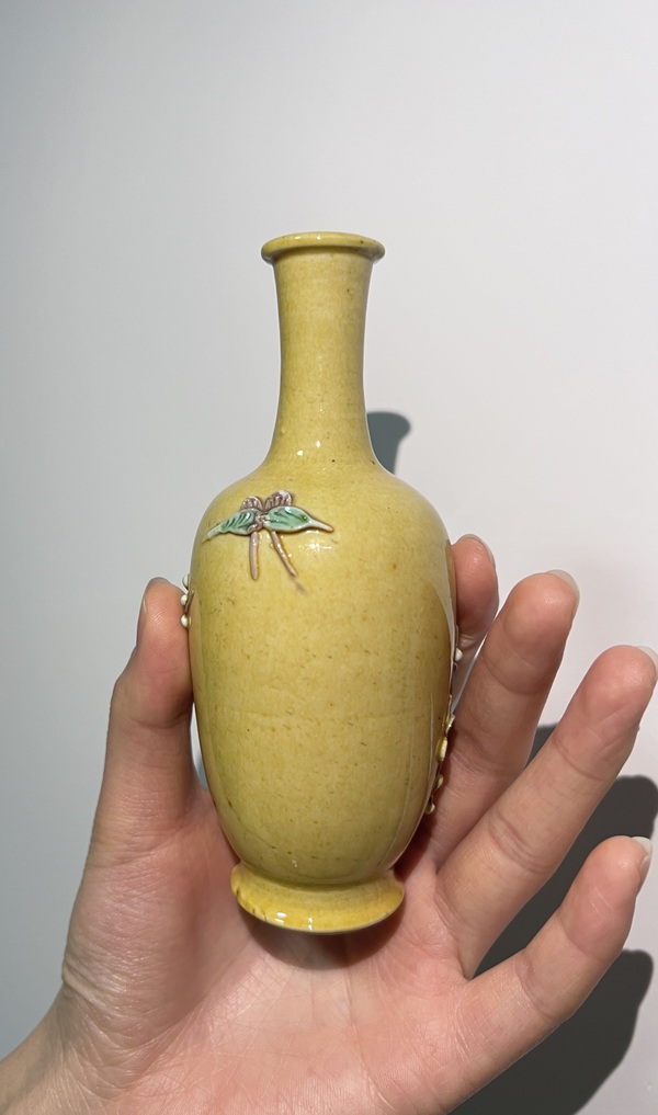 古玩陶瓷【民國精品】黃地貼塑素三彩花卉紋撇口瓶拍賣,當前價格2900元