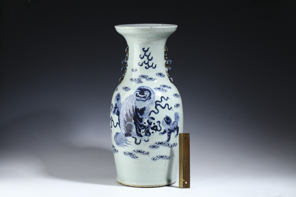 古玩陶瓷清中晚·豆青釉青花獅子繡球紋獅耳瓶拍賣，當(dāng)前價格1085元