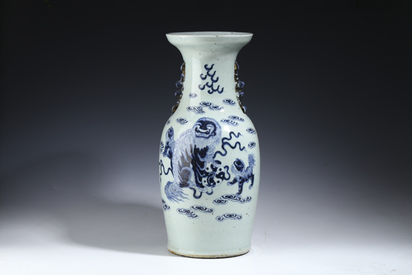 古玩嚴(yán)選清中晚·豆青釉青花獅子繡球紋獅耳瓶拍賣，當(dāng)前價(jià)格2304元