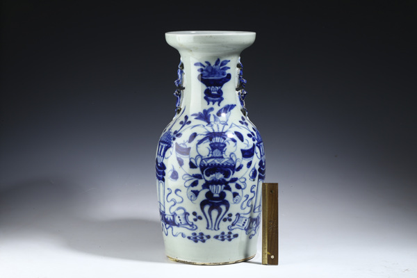 古玩陶瓷清晚·豆青釉青花博古紋獅耳瓶拍賣，當(dāng)前價格155元