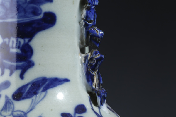 古玩陶瓷清晚·豆青釉青花博古紋獅耳瓶拍賣，當(dāng)前價格155元