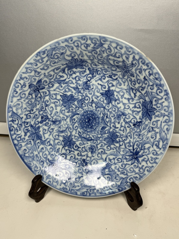 古玩陶瓷清早期·仿永宣青花淡描纏枝花卉紋盤拍賣,當前價格10000元