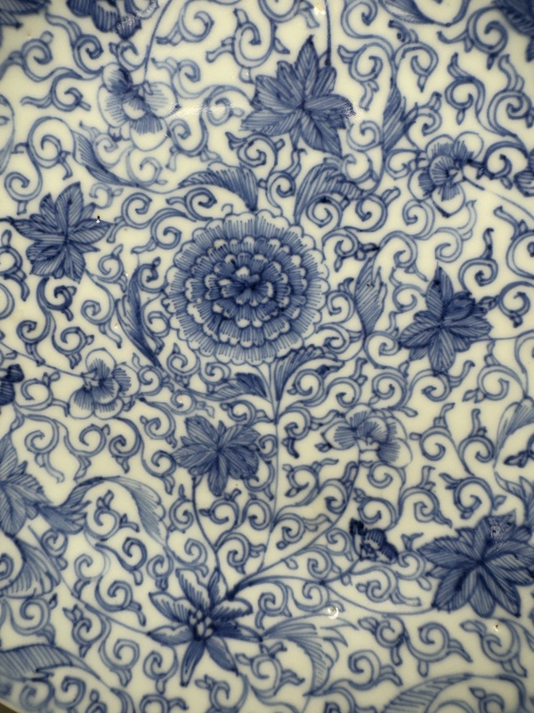 古玩陶瓷清早期·仿永宣青花淡描纏枝花卉紋盤拍賣,當前價格10000元