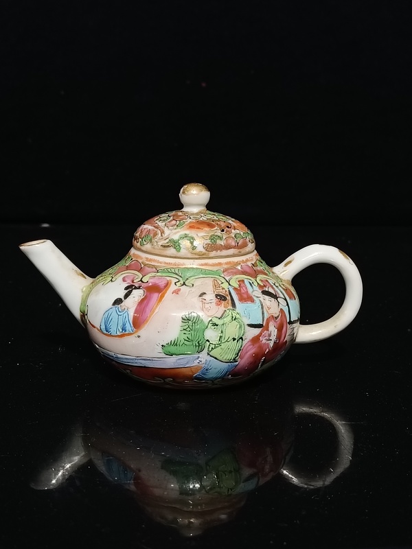 古玩陶瓷晚清廣彩西廂記人物茶壺拍賣,當(dāng)前價(jià)格1658元