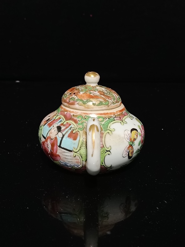 古玩陶瓷晚清廣彩西廂記人物茶壺拍賣,當(dāng)前價(jià)格1658元