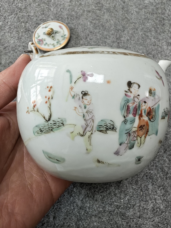 古玩陶瓷清晚期-麒麟送子粉彩提梁壺拍賣,當前價格4200元