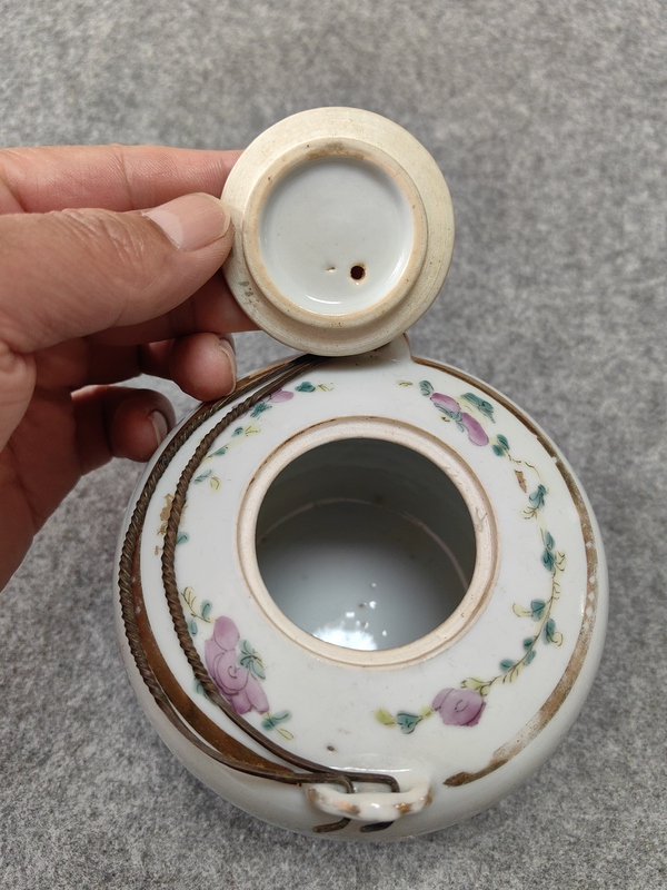 古玩陶瓷清晚期-麒麟送子粉彩提梁壺拍賣,當前價格4200元
