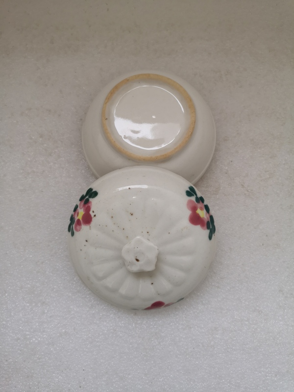 古玩陶瓷粉彩花卉紋粉盒拍賣,當(dāng)前價(jià)格220元
