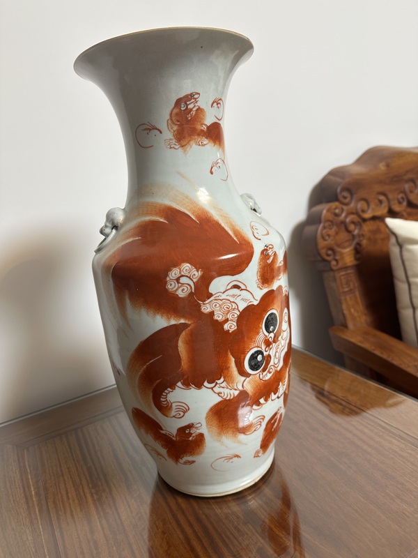 古玩陶瓷礬紅獅紋雙鋪首撇口瓶拍賣,當(dāng)前價(jià)格11000元