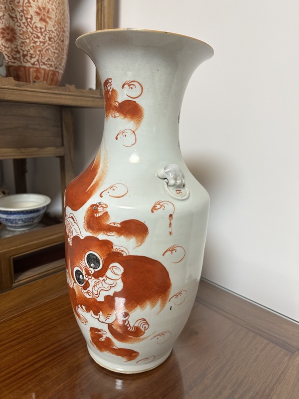 古玩陶瓷礬紅獅紋雙鋪首撇口瓶拍賣,當(dāng)前價(jià)格11000元