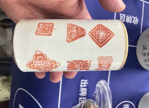 古玩陶瓷清晚期礬紅彩印章文筆筒拍賣(mài)，當(dāng)前價(jià)格6000元