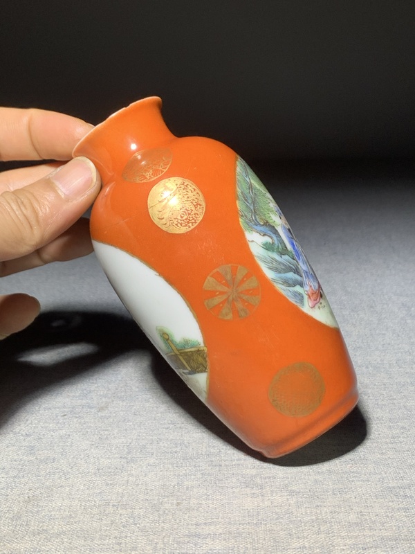 古玩陶瓷**紅釉描金皮球花開光粉彩人物故事紋撇口小瓶拍賣,當前價格880元