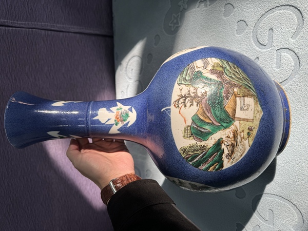 古玩陶瓷清光緒 撒藍釉開窗五彩山水人物紋瓶拍賣,當前價格48000元