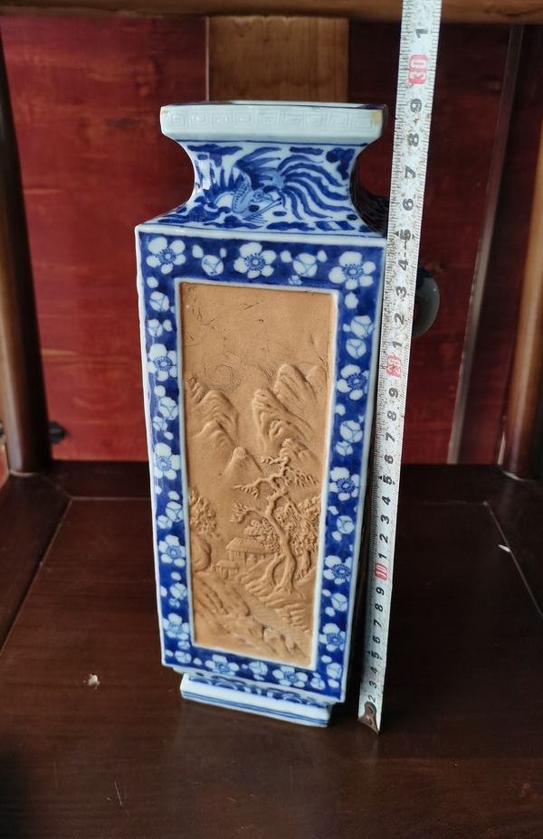 古玩陶瓷【保利大拍同款】民國冰梅四方開窗瓶拍賣,當前價格7000元