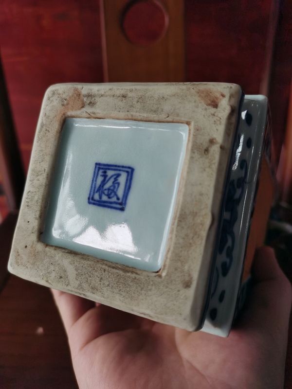 古玩陶瓷【保利大拍同款】民國冰梅四方開窗瓶拍賣,當前價格7000元