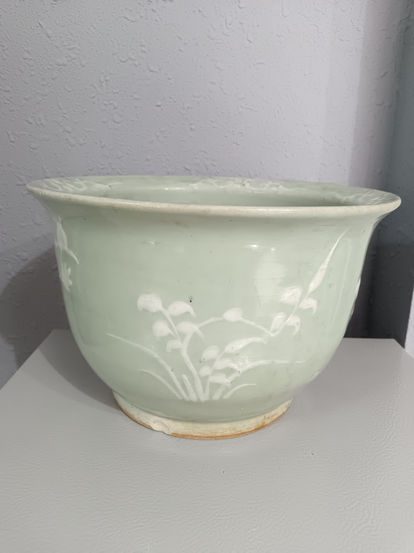 古玩陶瓷晚清?豆青釉堆白花卉紋花盆拍賣,當前價格3600元
