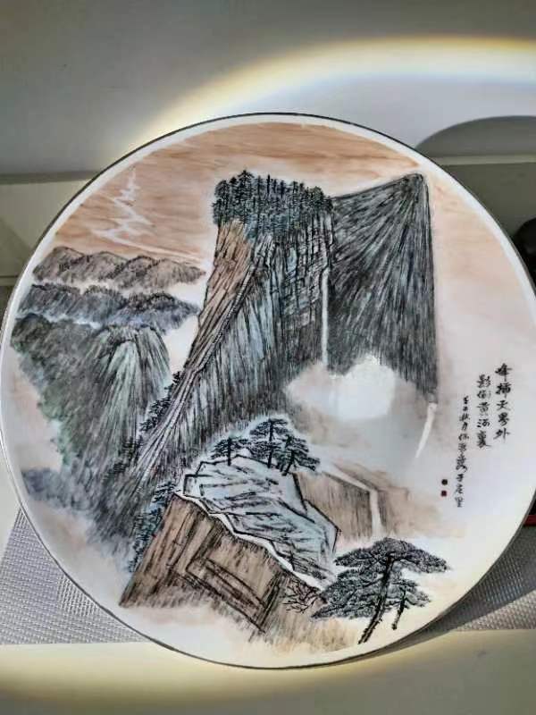 古玩轉(zhuǎn)賣張大千高徒 名家何海霞手繪山水風(fēng)景紋盤拍賣，當(dāng)前價(jià)格2999元