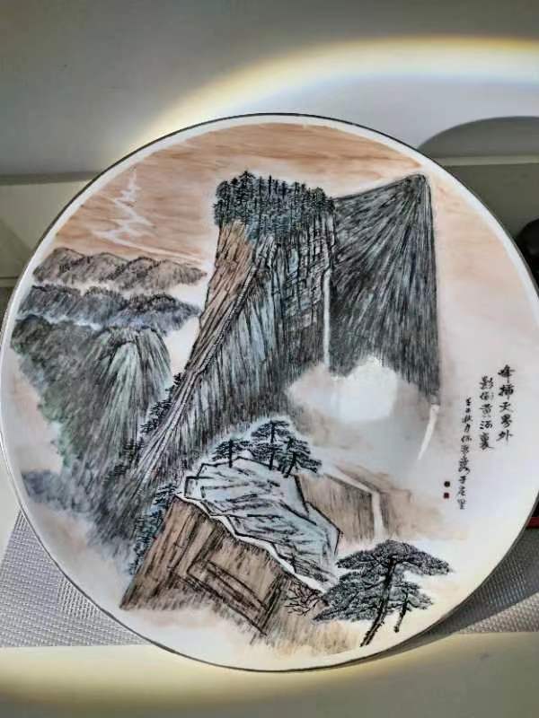 古玩轉(zhuǎn)賣張大千高徒 名家何海霞手繪山水風(fēng)景紋盤拍賣,當(dāng)前價(jià)格3500元