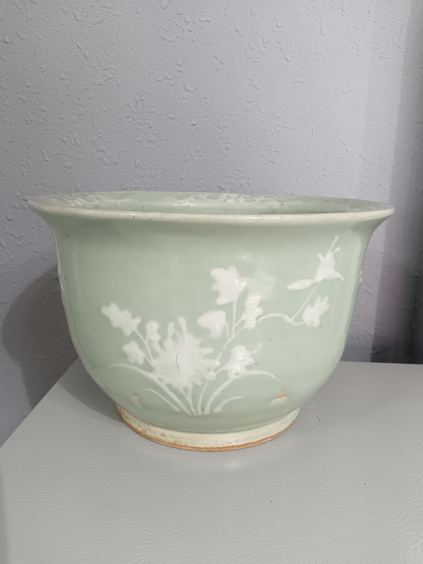古玩陶瓷晚清?豆青釉堆白花卉紋花盆拍賣,當前價格3600元