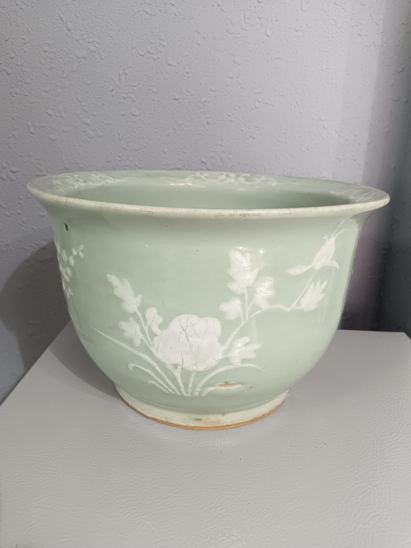 古玩陶瓷晚清?豆青釉堆白花卉紋花盆拍賣,當前價格3600元