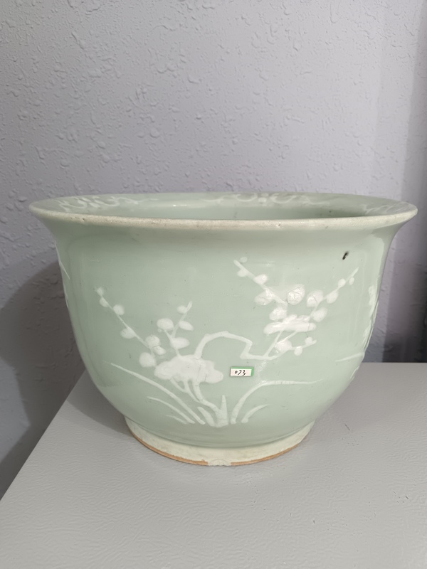 古玩陶瓷晚清?豆青釉堆白花卉紋花盆拍賣,當前價格3600元