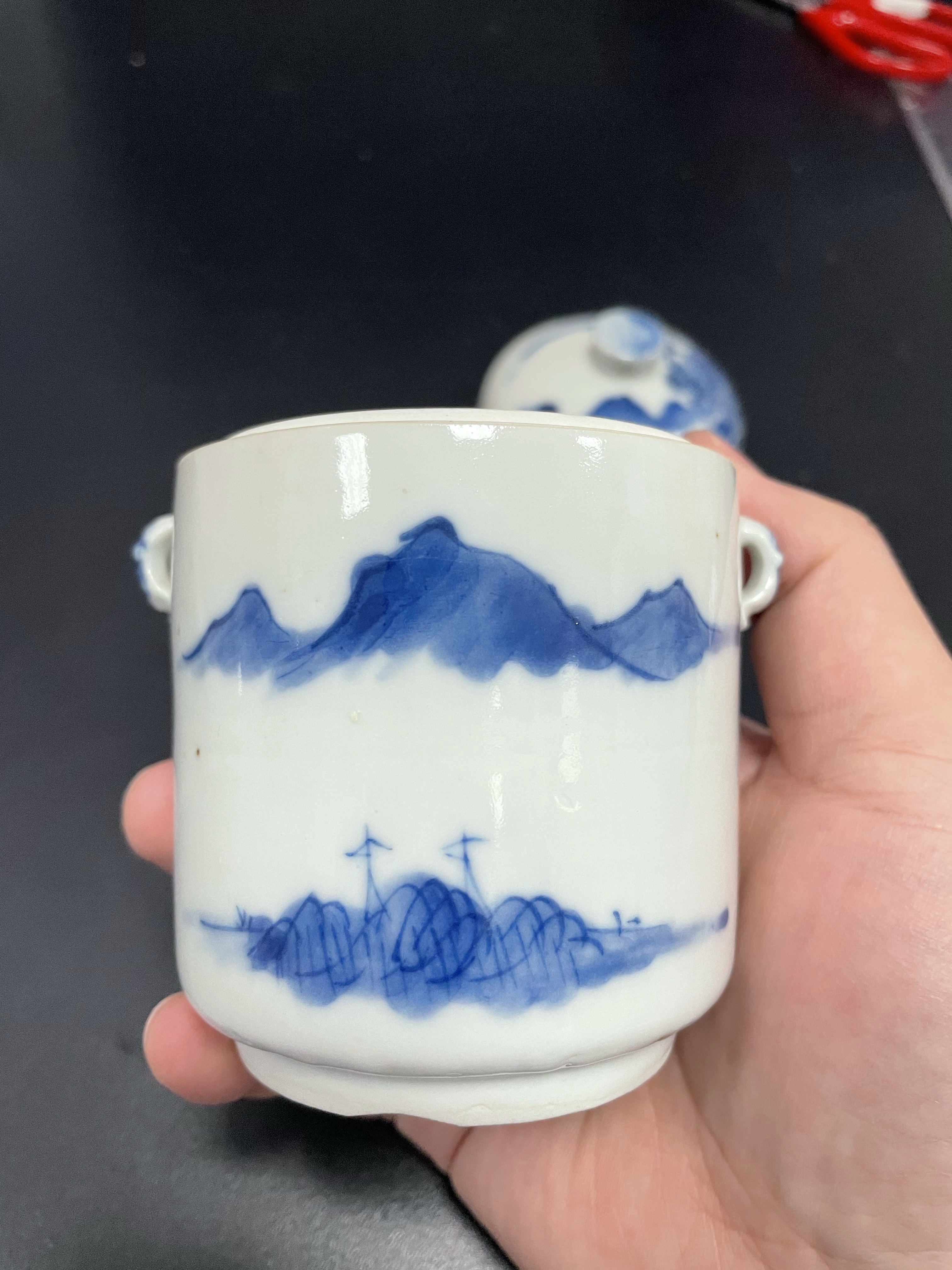 域鉴古玩】精品民窑清晚期·青花山水人物纹狮耳盖缸拍卖价格/图片 域鉴古玩】精品民窑清晚期·青花山水人物纹狮耳盖缸拍卖价格/图片