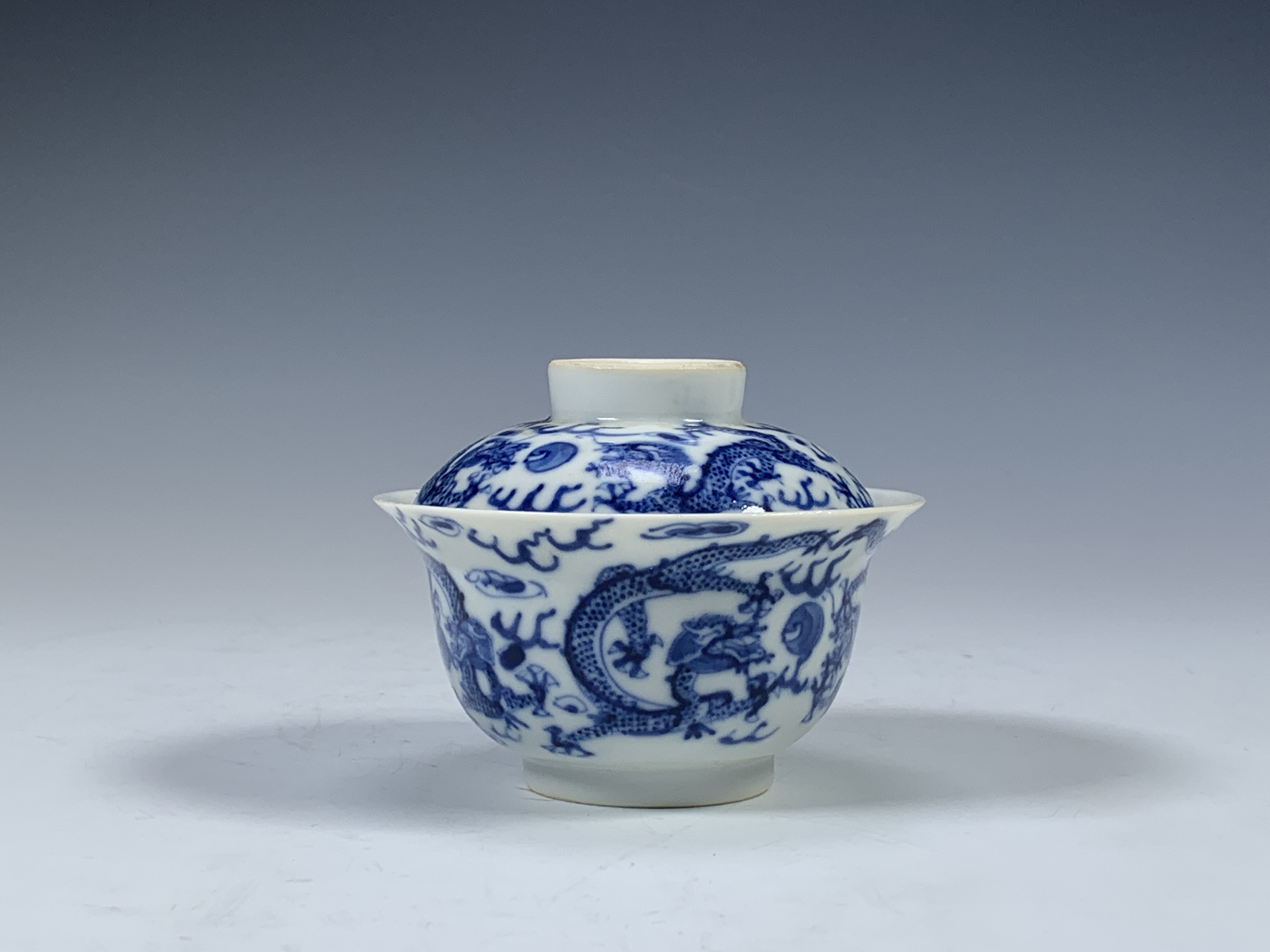 【10％OFF】 蓋付壷 貼雲龍文 青花 中国 M 青花龍紋天球 （中国美術 R2900A 工芸品