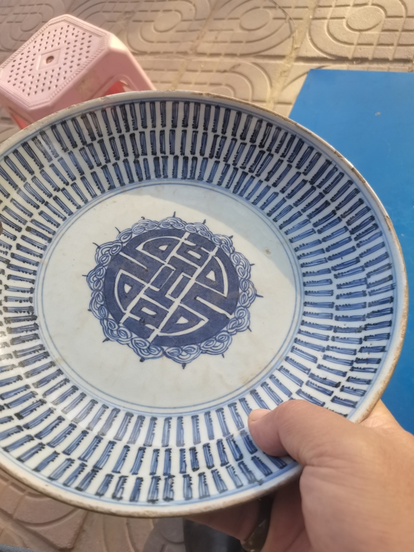 古玩陶瓷清代早期。精品雍正早期。青花百壽紋盤沒有中線。就缺一點。拍賣,當前價格888元