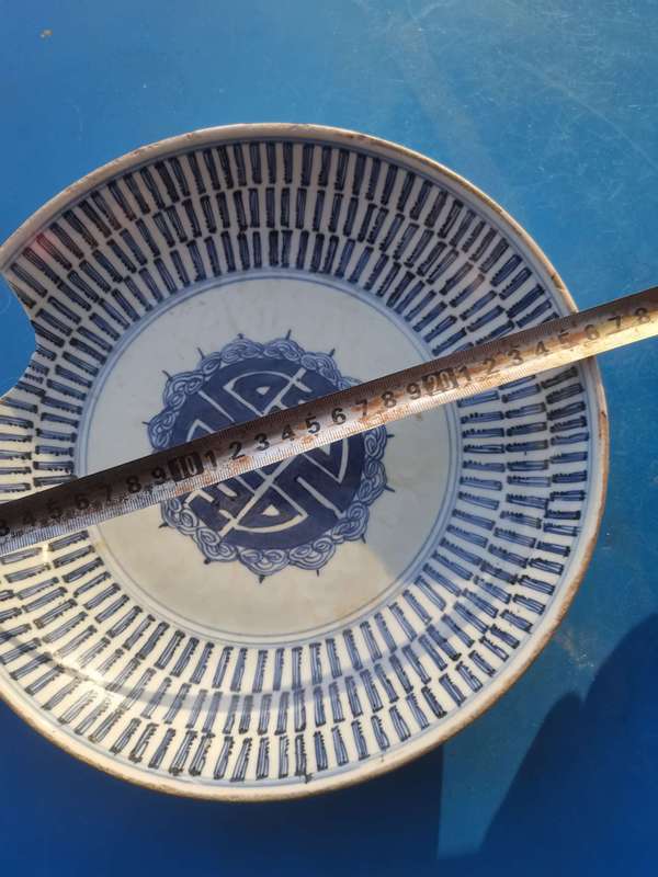 古玩陶瓷清代早期。精品雍正早期。青花百壽紋盤沒有中線。就缺一點。拍賣,當前價格888元