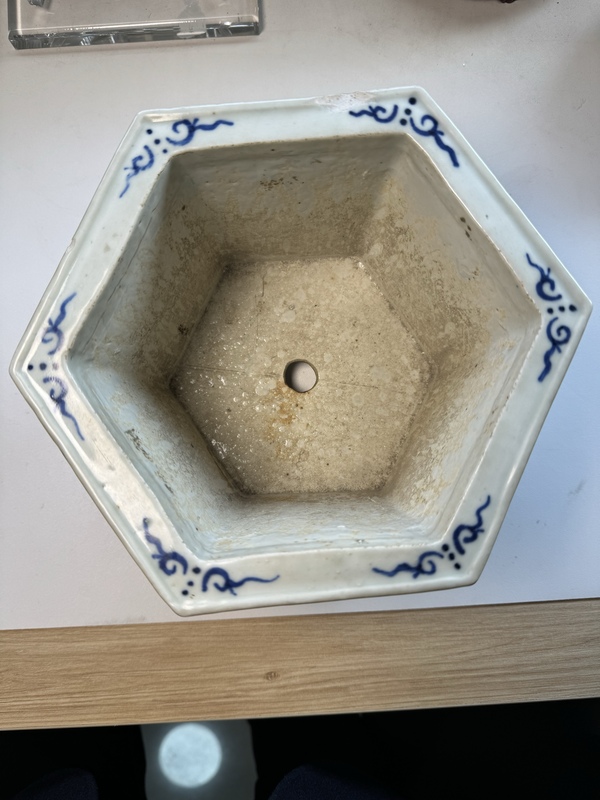 古玩陶瓷青花云龍三現(xiàn)圖六方花盆拍賣,當(dāng)前價格3600元