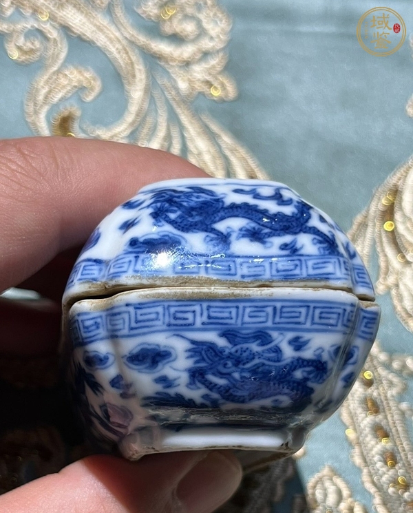 古玩陶瓷青花云龍紋捧盒真品鑒賞圖