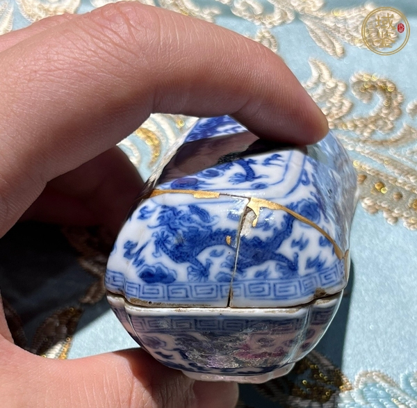 古玩陶瓷青花云龍紋捧盒真品鑒賞圖