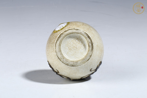 古玩陶瓷清晚·哥釉鐵骨泥花卉紋小天球瓶真品鑒賞圖