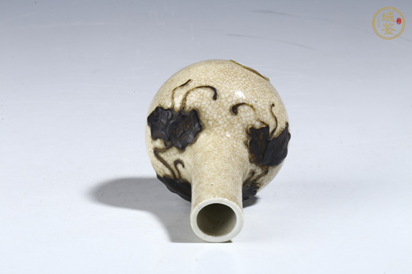 古玩陶瓷清晚·哥釉鐵骨泥花卉紋小天球瓶真品鑒賞圖
