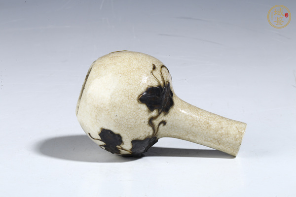 古玩陶瓷清晚·哥釉鐵骨泥花卉紋小天球瓶真品鑒賞圖