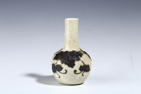 古玩嚴(yán)選清晚·哥釉鐵骨泥花卉紋小天球瓶拍賣，當(dāng)前價(jià)格297元