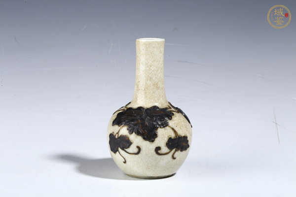 古玩陶瓷清晚·哥釉鐵骨泥花卉紋小天球瓶真品鑒賞圖