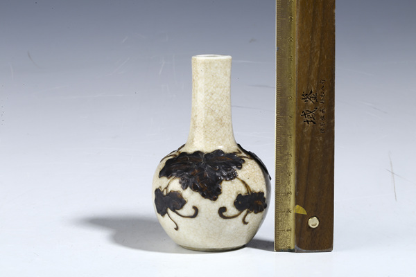 古玩陶瓷清晚·哥釉鐵骨泥花卉紋小天球瓶拍賣，當(dāng)前價格1240元