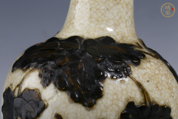 古玩陶瓷清晚·哥釉鐵骨泥花卉紋小天球瓶真品鑒賞圖