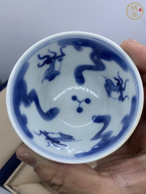 古玩陶瓷外紫金釉內(nèi)青花魚藻紋杯真品鑒賞圖