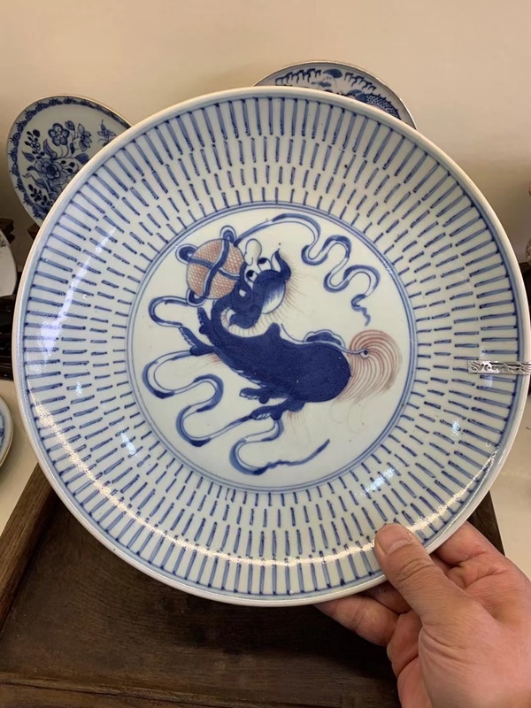古玩陶瓷清中期 飄帶繡球獅子紋盤青花釉里紅拍賣,當前價格1980元