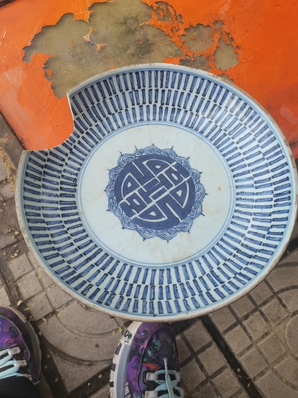 古玩陶瓷清代早期。精品雍正早期。青花百壽紋盤沒有中線。就缺一點。拍賣,當前價格888元