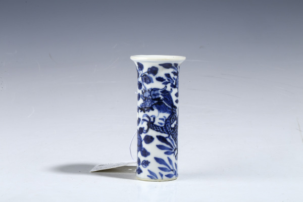 古玩陶瓷晚清·青花穿花龍紋小花觚拍賣,當(dāng)前價(jià)格2100元