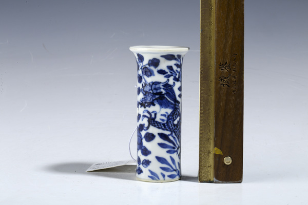 古玩陶瓷晚清·青花穿花龍紋小花觚拍賣,當(dāng)前價(jià)格2100元