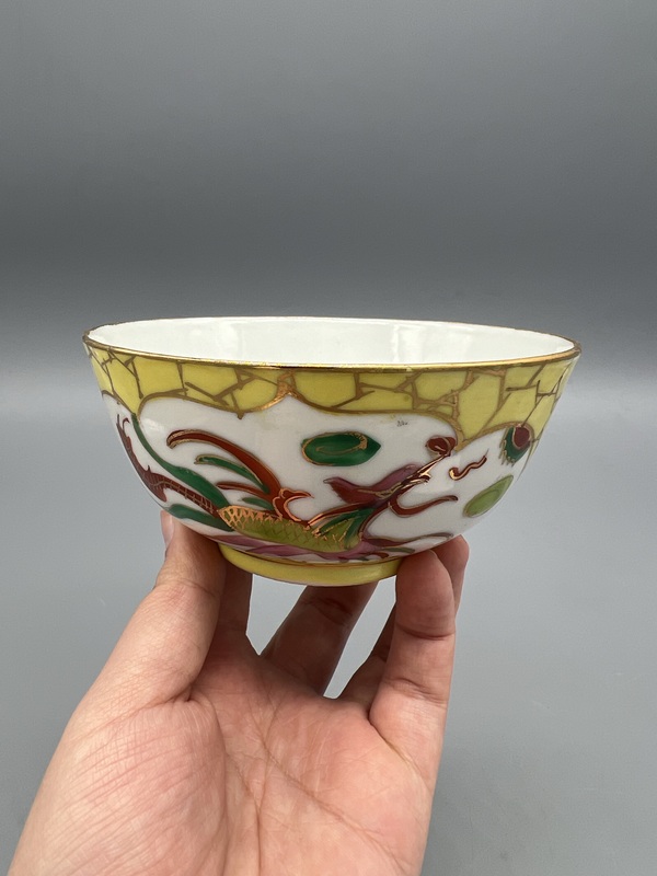 古玩轉(zhuǎn)賣(mài)民國(guó)黃地粉彩龍鳳呈祥碗拍賣(mài)，當(dāng)前價(jià)格2100元