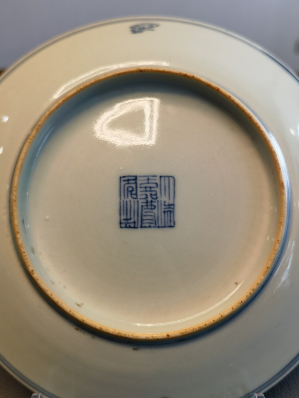 古玩陶瓷大清嘉慶年製官窯本朝款青花淡描花卉紋盤拍賣,當前價格1200元